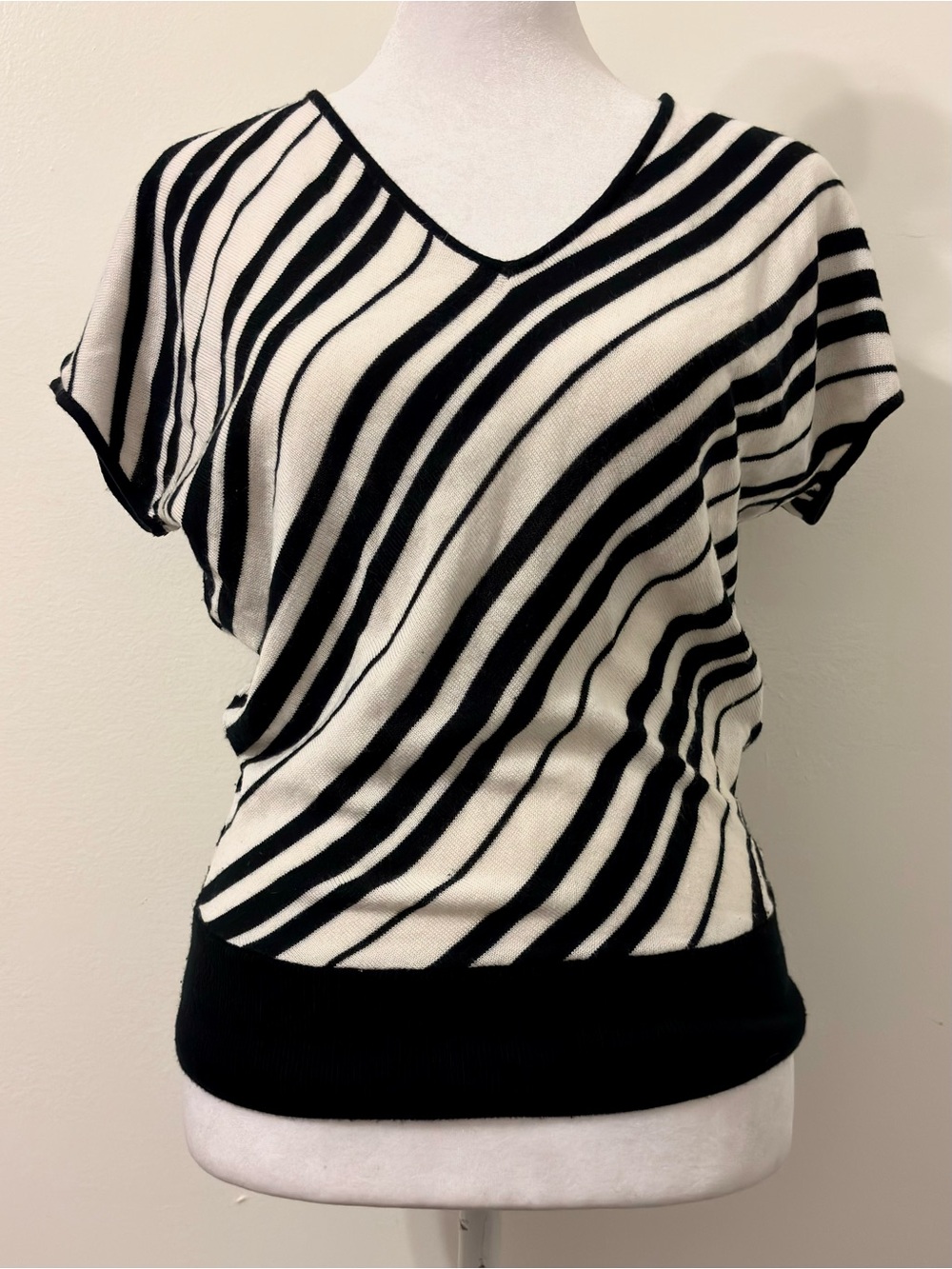 New York & Company Black and White Striped V-Neck Sweater Top Size XS